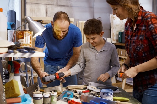 Fotografía Family tinkering together in workshop