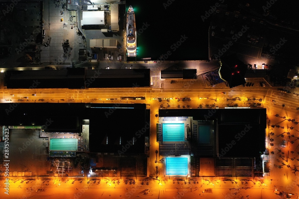 Barcelone Catalogne Espagne de nuit par drone, bord de plage, hotel W Barceloneta