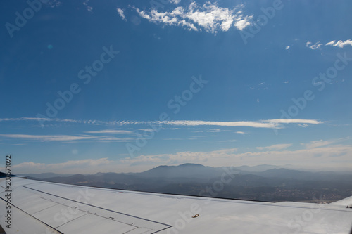 céu azul visto do avião