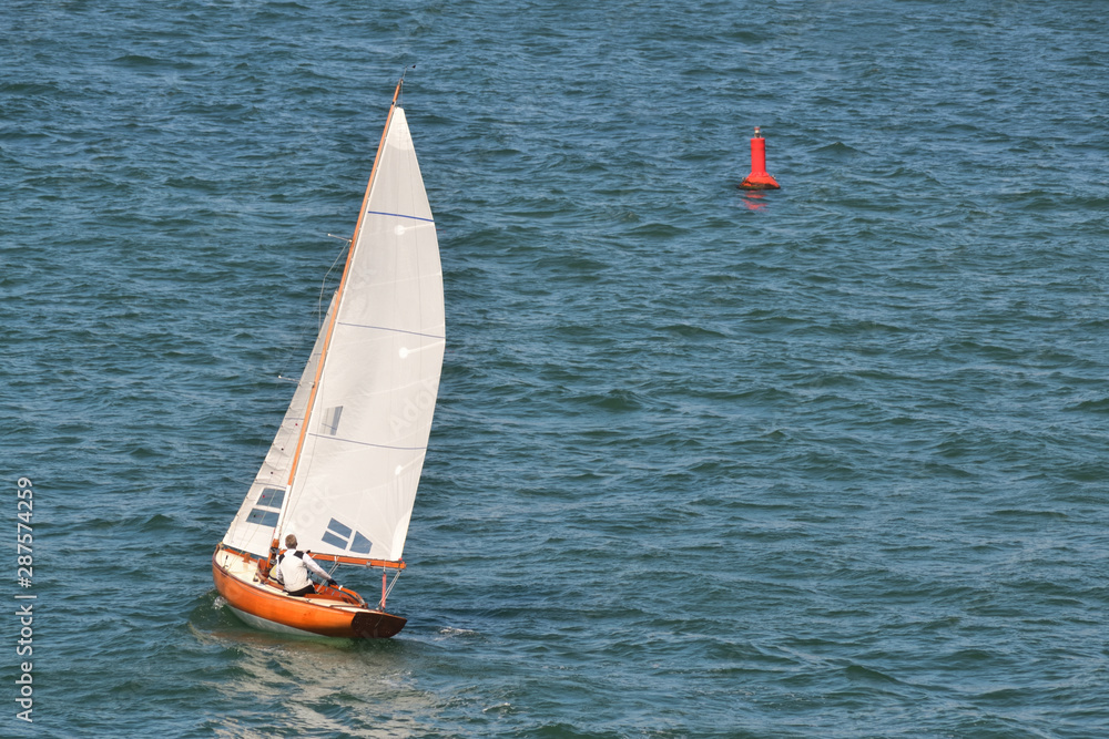 Fototapeta premium Petit voilier en mer