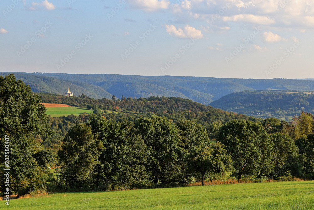 Marksburg in der weiten Landschaft des Mittelrheintals in Deutschland