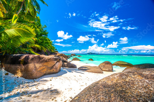 Fototapeta Naklejka Na Ścianę i Meble -  Typical beach in Seychelles with granite rocks
