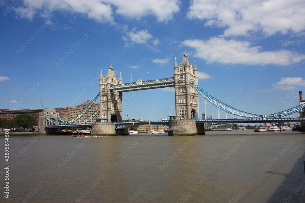 Obraz premium the ancient English landmark, the London Bridge, built on the waters of the Thames river
