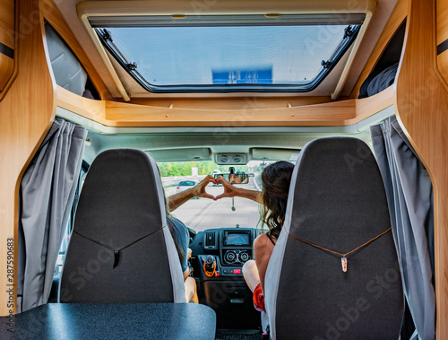 Mit dem Reisemobil unterwegs auf der Autobahn