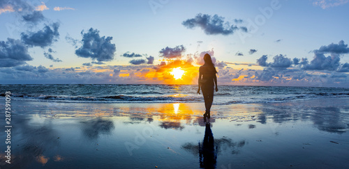 Silhouette einr Frau auf Rømø bei Sonnenuntergang