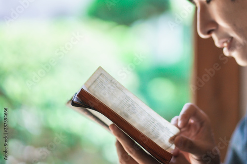 和服を着て本を読む男性　
A man wearing a kimono and reading a book
