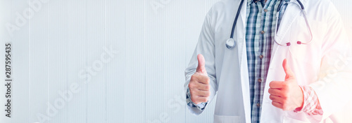Canvastavla The doctor standing and put his hand thumb up in the medical room for concept Ideal about diagnosis with modern medicine