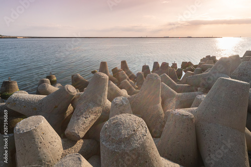 Foto Tetrapod breakwaters in sea water