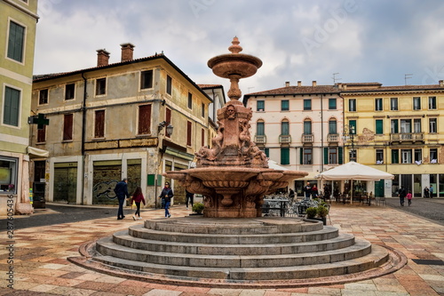 Foto alter brunnen auf der piazza garibaldi in bassano del grappa, italien