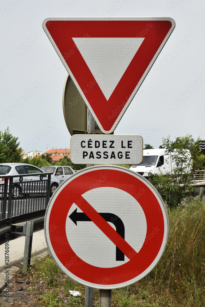 Panneau interdiction de tourner à gauche et cédez le passage StockFoto Adobe Stock