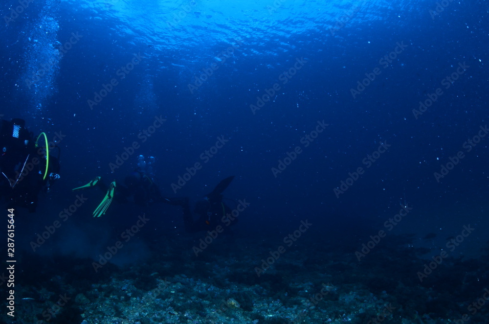 Fototapeta premium acuático piscina azul mar con textura natación verano claro oceáno abstracta recubrir turquesa dechado mecer olas aseado liquida diáfano mojado mecer olas acuático naturaleza alumbrado