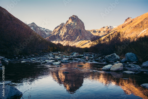 montaña reflejada sobre el río 
