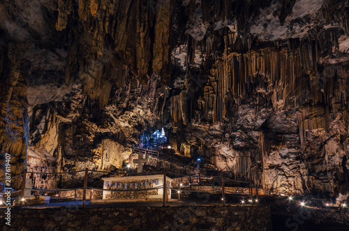 Foto Melidoni cave, an amazing historical and archaeological cave with the impressive formations of the stalactites and stalagmites