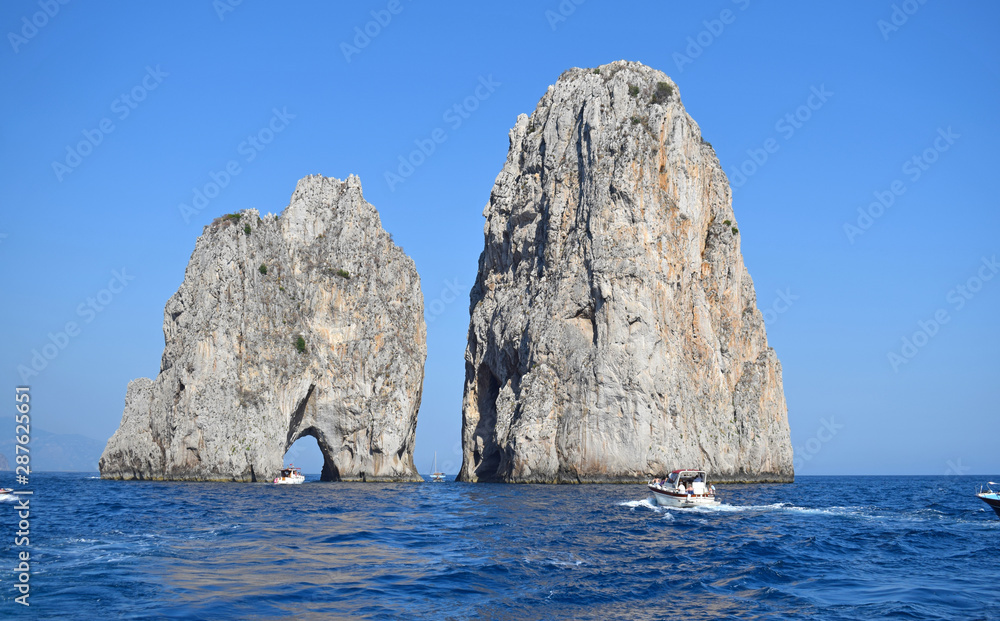 Faraglioni Mezzo en Isla de Capri Italia