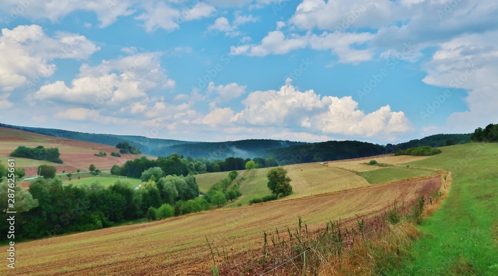 Obraz premium Wolkenhimmel über Rhönlandschaft