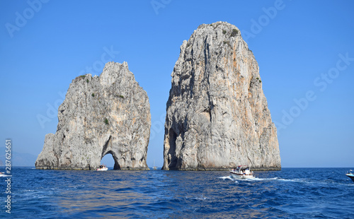 Faraglioni Mezzo en Isla de Capri Italia