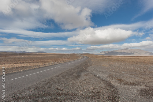 Straße in der Landschaft in Island