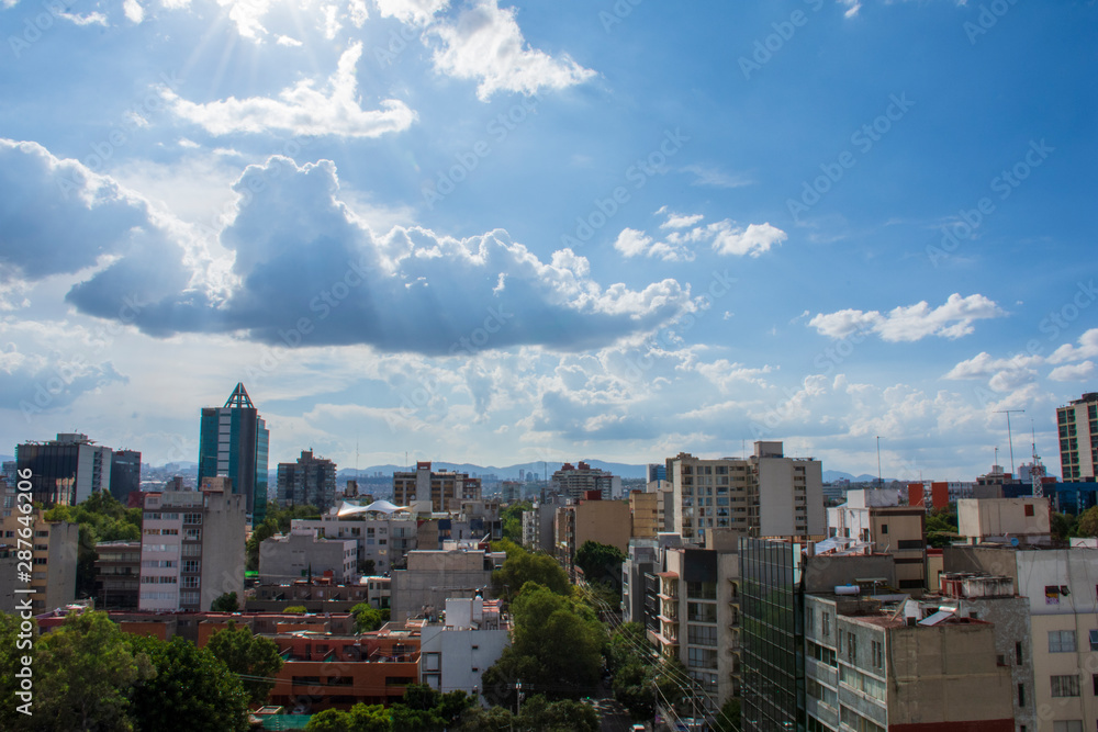 Fototapeta premium ista panorámica desde las alturas de los edificios de la Ciudad de México, día con cielo azul