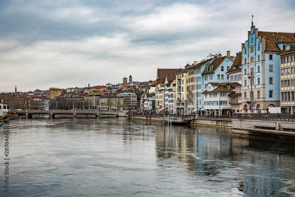 Blick über den Fluss Limmat in Zürich zur Rathausbrücke