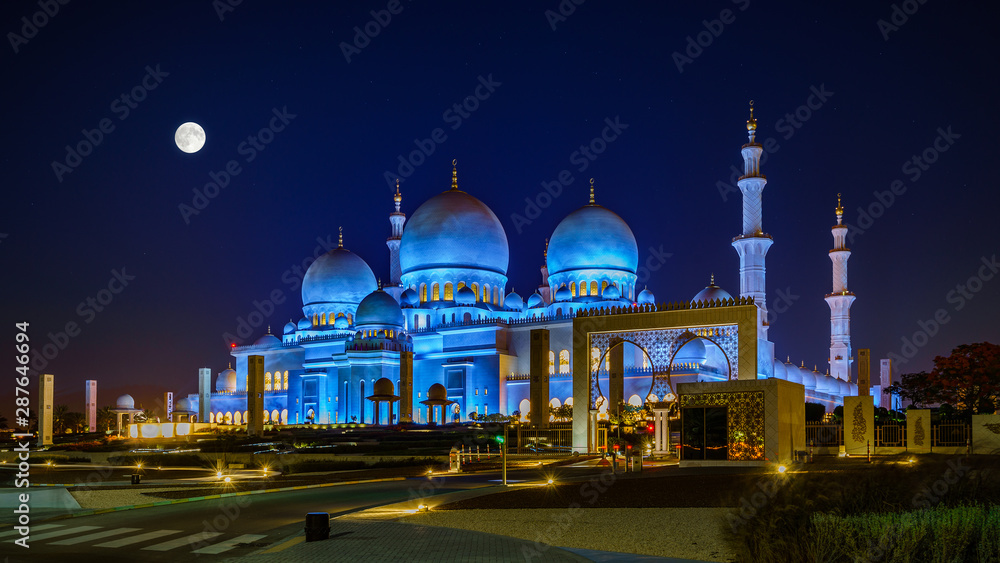 Sheikh Zayed Grand Mosque in Abu Dhabi at full moon night