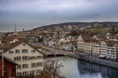 Aussicht auf die Häuser am Limmat in Zürich