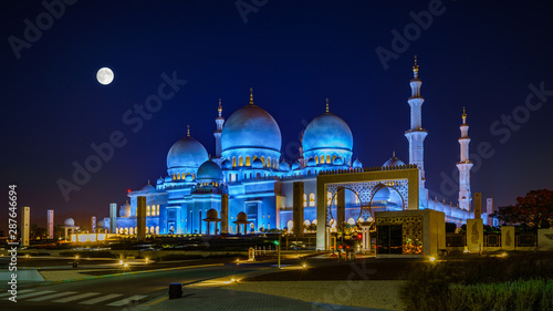 Obraz na płótnie Sheikh Zayed Grand Mosque in Abu Dhabi at full moon night w salonie