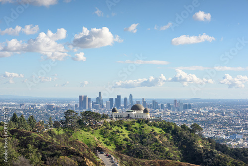 Tela Griffith Observatory and Los Angeles at sunny day
