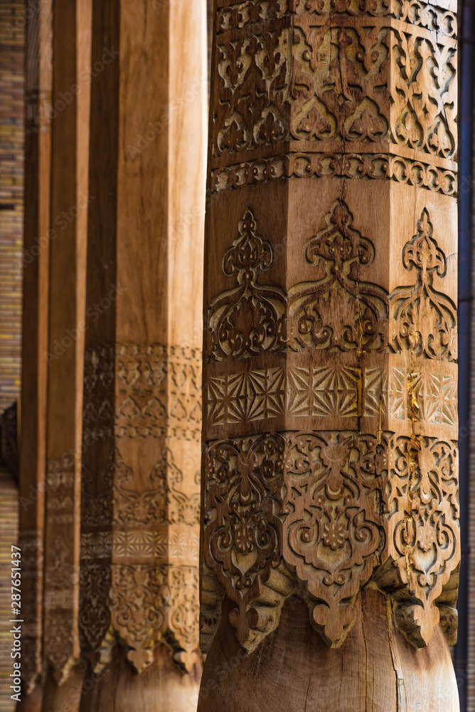 Holzssäule mit Schnitzerei, Khast Imam Moschee, Taschkent, Usbekistan Holzssäule mit Schnitzerei, Khast Imam Moschee, Taschkent, Usbekistan