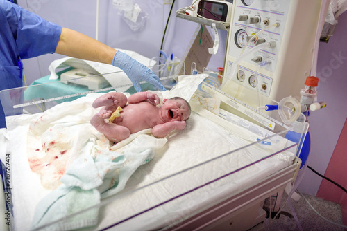 Bebé recién nacido en hospital