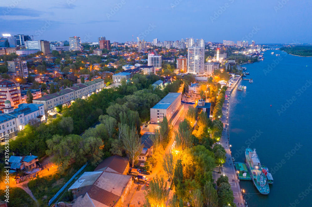 Fototapeta premium ROSTOV-ON-DON, ROSJA - MAJ 2019: Wieczorna rzeka Don w Rostowie nad Donem