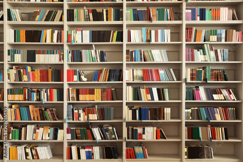 Tableau sur toile View of shelves with books in library