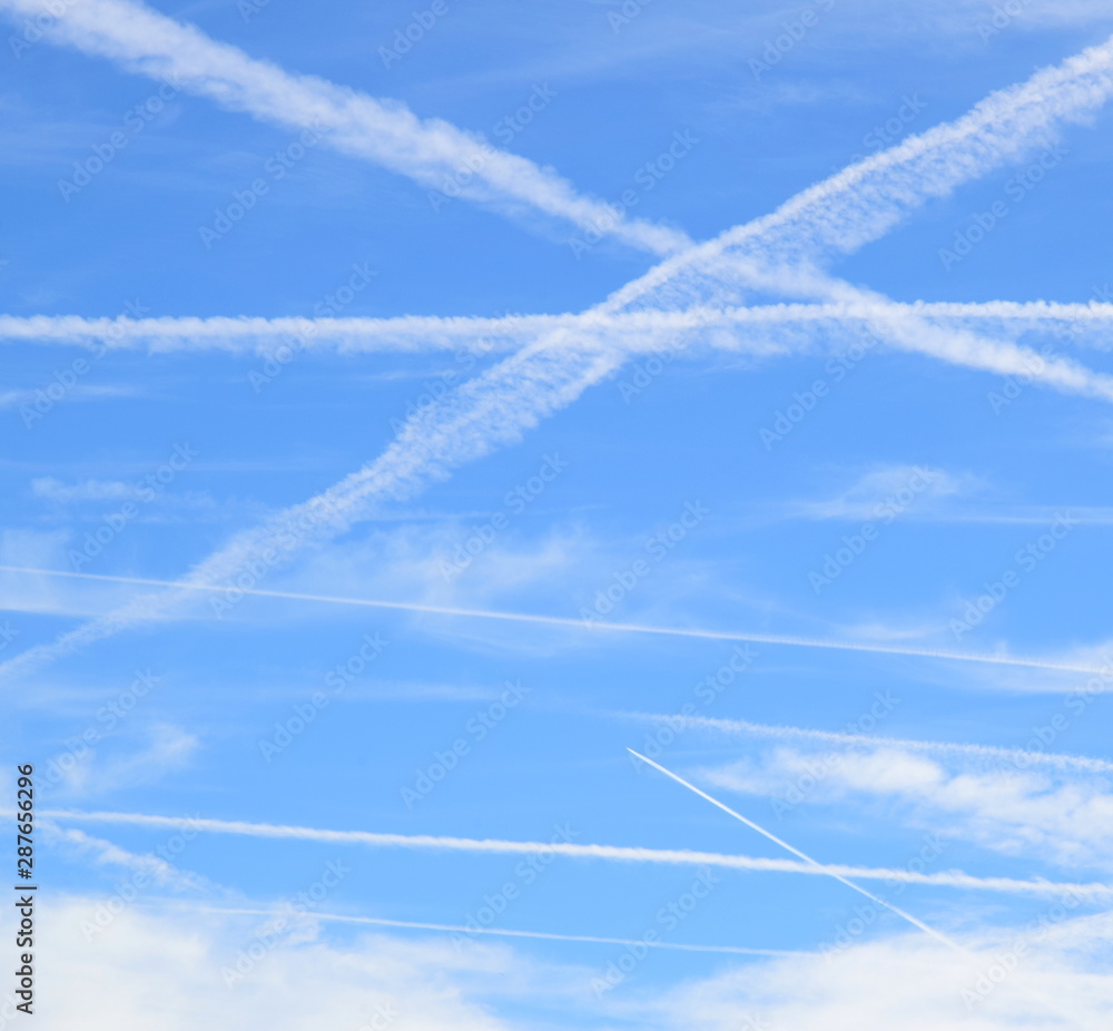 Kondensstreifen am Himmel - reger Luftverkehr Kondensstreifen am Himmel - reger Luftverkehr