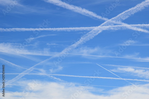 Kondensstreifen - Fluglinien - weiße Linien am blauen Himmel