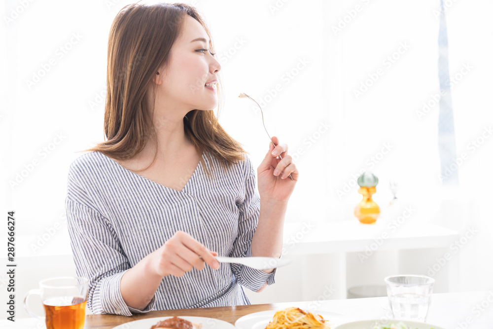 食事をする女性
