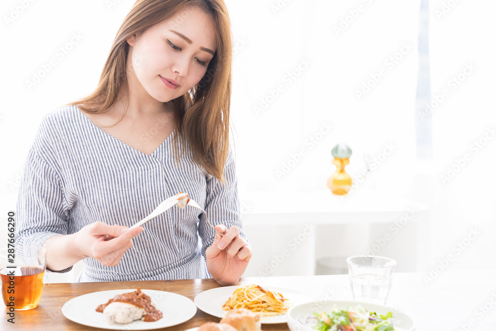 食事をする女性