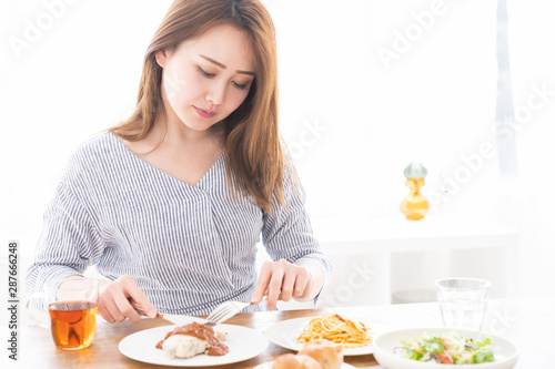 食事をする女性
