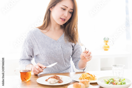 食事をする女性