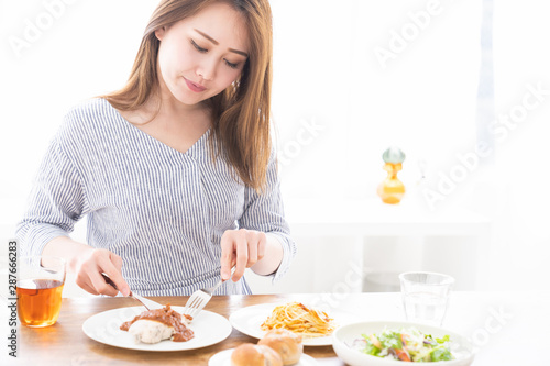 食事をする女性