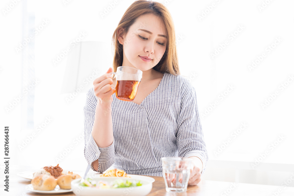食事をする女性 食事をする女性