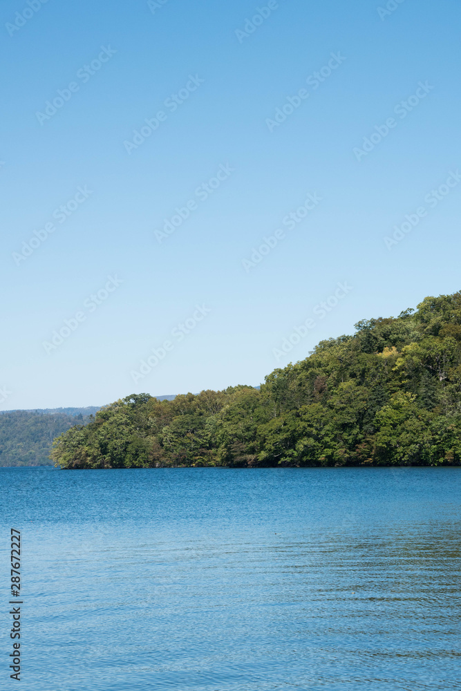 青いキレイな湖と緑の半島