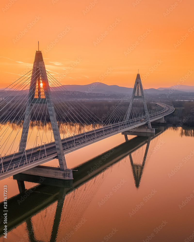 Obraz premium Megyeri bridge in the border of Budapest