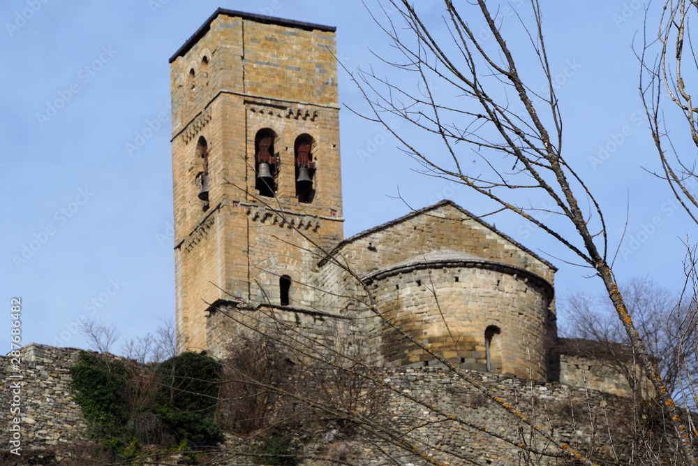 Iglesia de la Virgen de Boldós con su torre campanario, nave y voveda en montañana, araggon, españa