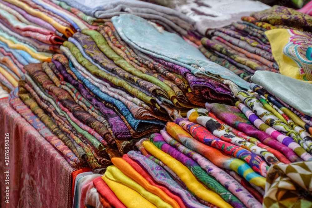 Indian fabrics on the market, fabrics, bedspreads and clothing from India Indian fabrics on the market, fabrics, bedspreads and clothing from India