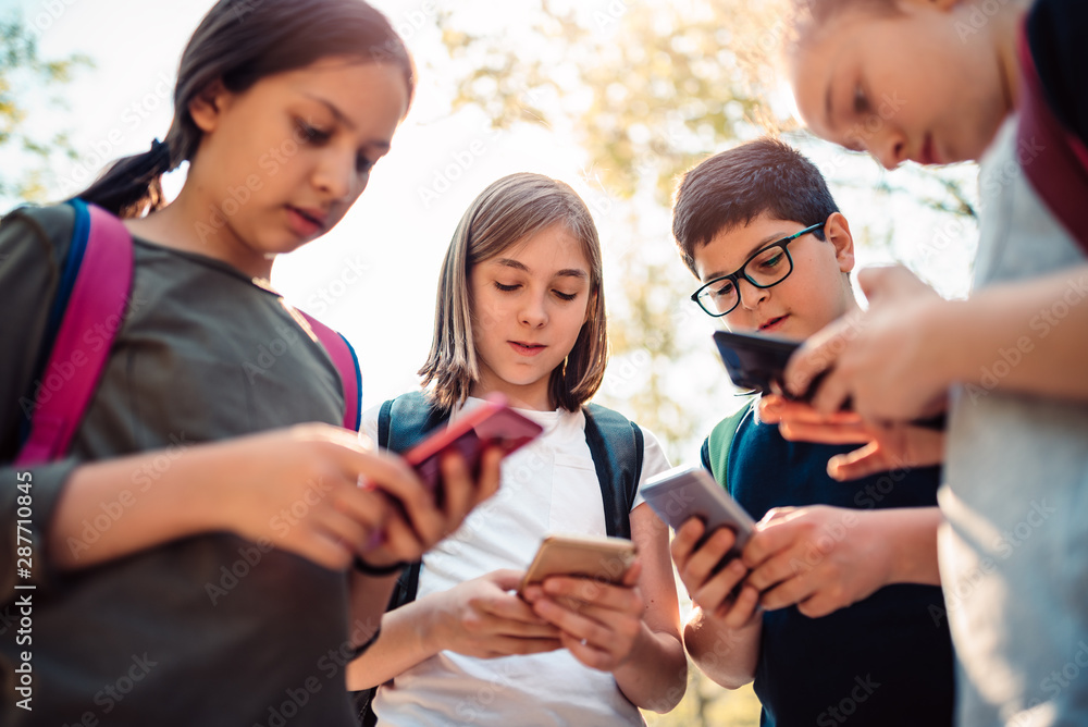 Obraz premium Kids using smart phones