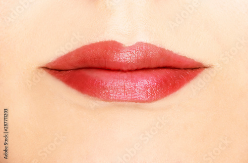 女性の唇のアップ、綺麗なリップカラー