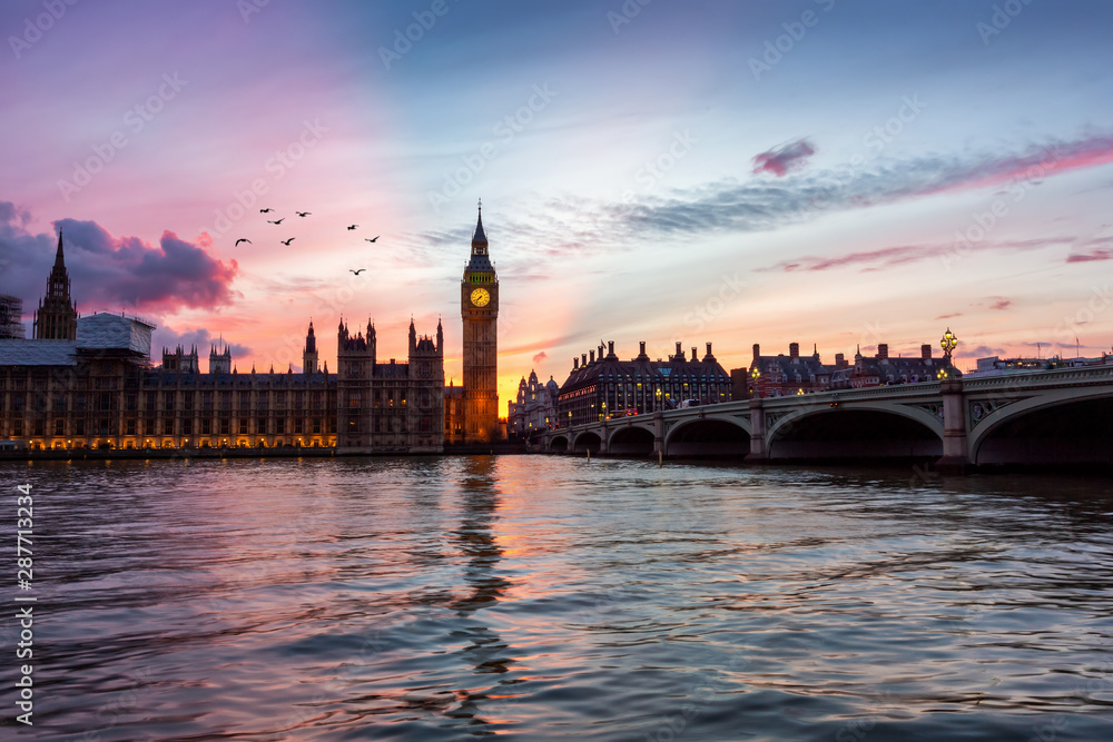 Sonnenuntergang hinter dem Big Ben Uhrenturm in London, Großbritannien