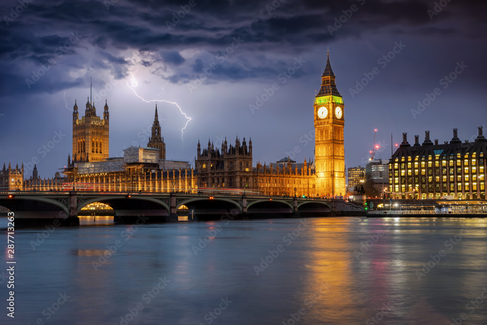 Der beleuchtete Westminster Palast mit Big Ben Turm an der Themse bei Gewitter und Sturm in London, Großbritannien