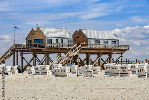 Stilt houses and beach chairs on the sandy beach of St. Peter-Ording © Wolfgang Jargstorff