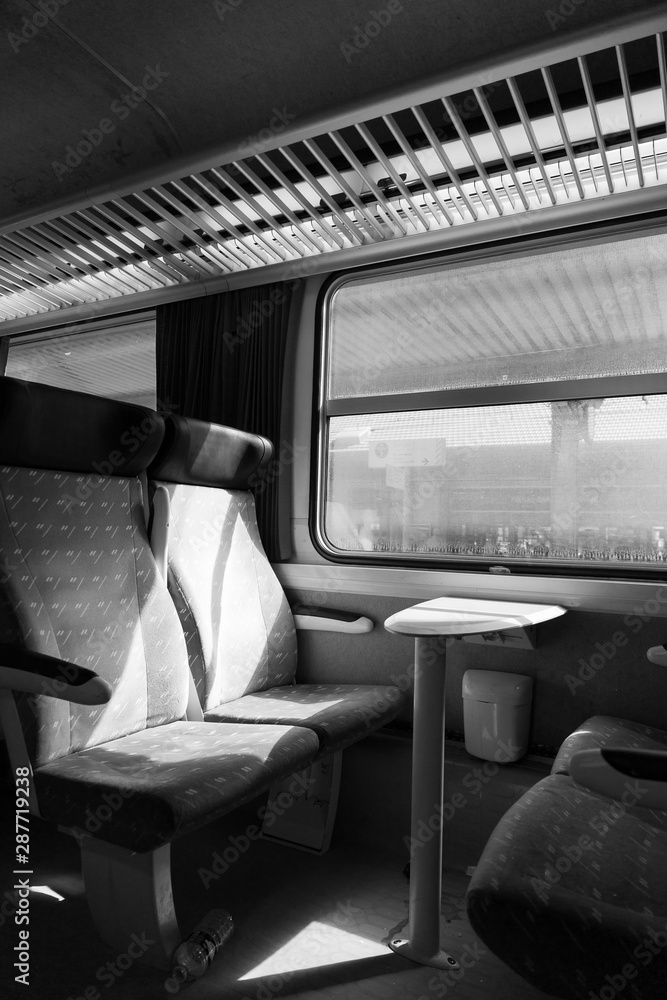 Fototapeta premium voyager en train , noir et blanc