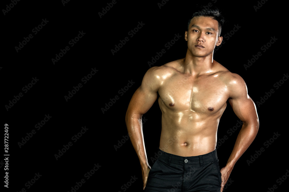 Asian muscle men posing muscle front on the black background. Body gym big  chest and shoulder and bicep. Healthy fitness body type. foto de Stock |  Adobe Stock
